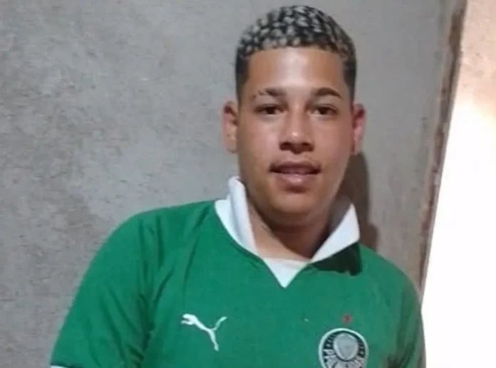PM-invade-favela-e-executa-jovem-negro-em-frente-a-mae-na-Baixada-Santista.webp