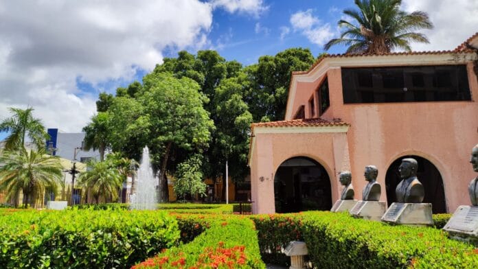 Residência dos Governadores_bustos e jardim