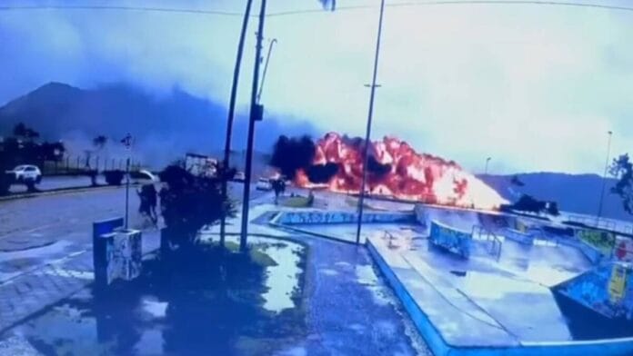 veja-o-momento-em-que-o-aviao-explode-em-praia-do-litoral-de-sp-video.jpg