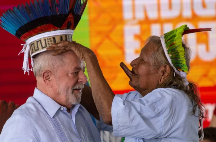 (Foto: Marcelo Camargo/Agência Brasil) Leia mais em: https://www.gazetadopovo.com.br/republica/cacique-raoni-que-subiu-a-rampa-com-lula-diz-que-presidente-nao-cumpriu-o-que-prometeu/ Copyright © 2025, Gazeta do Povo. Todos os direitos reservados. (Foto: Marcelo Camargo/Agência Brasil) Leia mais em: https://www.gazetadopovo.com.br/republica/cacique-raoni-que-subiu-a-rampa-com-lula-diz-que-presidente-nao-cumpriu-o-que-prometeu/ Copyright © 2025, Gazeta do Povo. Todos os direitos reservados.
