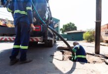 Descarte ilegal de óleo é flagrado em operação de limpeza urbana em Cuiabá