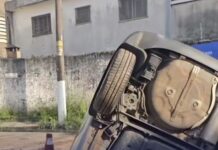 Vídeo: Carro cai em vala de obra e motorista foge em Diadema