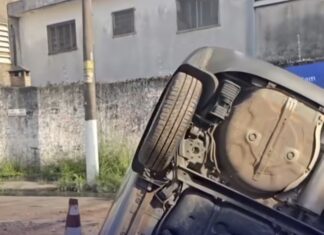 Vídeo: Carro cai em vala de obra e motorista foge em Diadema