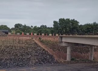 Vídeo: Motorista quase cai em vala de obra no bairro Sucuri em Cuiabá