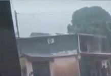 Vídeo: Cordão humano salva homem durante enchente em Paraty