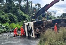 Motorista é resgatado das ferragens após tombamento de caminhão na MT-235