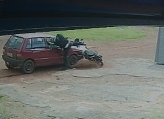 Veja Vídeo – Ladrão é atropelado em assalto no DF, levanta e foge com a moto roubada; veja vídeo