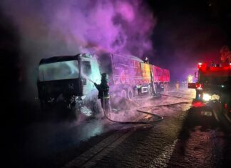 Incêndio destrói parte de carreta carregada com soja na BR-364