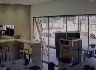 Vídeo: Carro sem motorista invade sorveteria em Rondonópolis