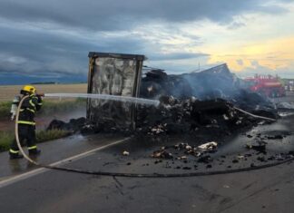 Bombeiros combatem incêndio em carreta carregada com algodão na BR-163 em Nova Mutum