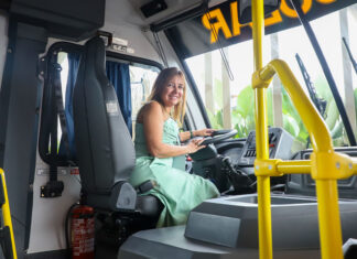 Várzea Grande recebe três ônibus escolares durante Fórum de Prefeitos pela Educação