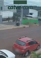 Veja Vídeo – Adolescente fica em estado grave após colisão entre patinete elétrico e carro; veja