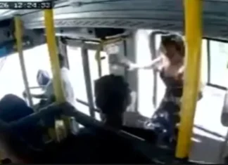 Veja Vídeo – A Polícia Civil investiga a morte de uma jovem que caiu de um ônibus em movimento; veja