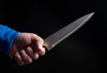 Homem é esfaqueado por amigo durante bebedeira em casa