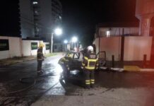 Bombeiros combatem incêndio e atendem vítimas após colisão entre carro e ônibus