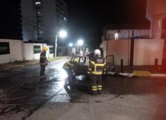 Bombeiros combatem incêndio e atendem vítimas após colisão entre carro e ônibus