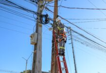 Operação retira 400 kg de cabos clandestinos em avenida de Cuiabá