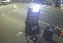 Veja Vídeo – mostra violenta colisão de motociclista contra placa de gráfica em avenida no Paraná