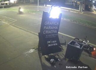 Veja Vídeo – mostra violenta colisão de motociclista contra placa de gráfica em avenida no Paraná