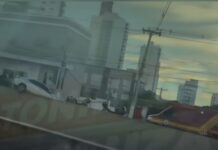 Vídeo: Colisão deixa carro pendurado sobre trincheira em Cuiabá