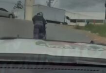 Vídeo: PMs auxiliam vendedor cadeirante a subir ladeira íngreme em Manaus