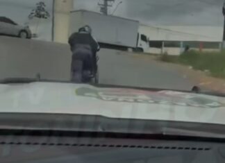 Vídeo: PMs auxiliam vendedor cadeirante a subir ladeira íngreme em Manaus