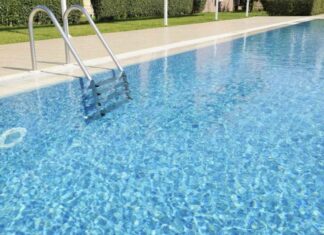 Mulher é encontrada morta em piscina de casa de festas