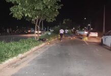 Motociclista de 22 anos perde o controle, bate em árvore e morre
