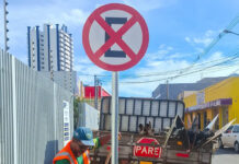 Várzea Grande reforça sinalização viária em 21 bairros e instala 284 placas em abril