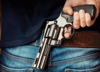 Polícia prende jovem de 20 anos suspeito de dar tiros pro alto em campo de futebol