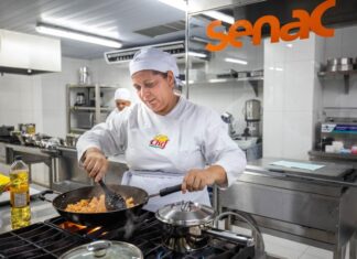 Merendeira de Cuiabá avança para concurso nacional com receita de alimentação escolar
