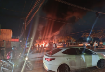 Moradores fecham avenida com pneus em chamas e cobram promessas de prefeita