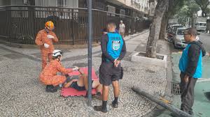 Veja Vídeo – Semáforo despenca sobre pedestre e deixa ferido em avenida no Rio de Janeiro