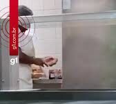 Veja Vídeo – Funcionária é demitida após passar geleia com o dedo no pão em hospital em SP