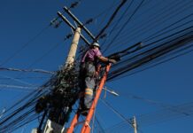 Operação retira 1,1 km de cabos irregulares em avenida de Cuiabá