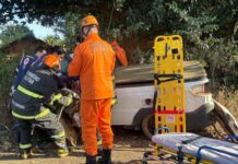 Bombeiros resgatam vítimas presas em ferragens após grave acidente na MT-383