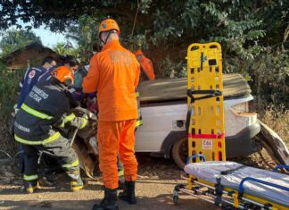 Bombeiros resgatam vítimas presas em ferragens após grave acidente na MT-383