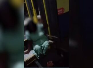 Veja Vídeo – Mulher cadeirante precisa se arrastar para sair do ônibus após falha no elevador em MG; veja
