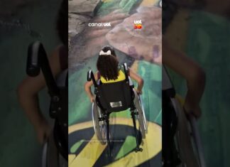 Veja Vídeo – Menina em cadeira de rodas emociona ao encontrar imagem de Neymar na rua