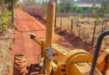 Prefeitura de Várzea Grande intensifica manutenção viária com tapa-buracos, patrolamento e limpeza de canais