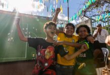 Telões da prefeitura levam clima de Copa a quatro bairros de Cuiabá para Brasil x Noruega