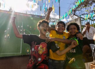 Telões da prefeitura levam clima de Copa a quatro bairros de Cuiabá para Brasil x Noruega