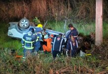 Motorista fica preso às ferragens após capotamento na MT-251 e é resgatado pelo Corpo de Bombeiros