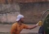 Veja Vídeo – Gari cantando enquanto trabalha divide opiniões nas redes em Cuiabá