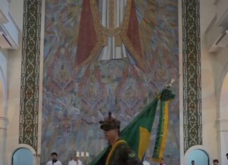Veja Vídeo – Bandeira do Brasil é conduzida durante Santa Missa de Páscoa dos Militares em Cuiabá