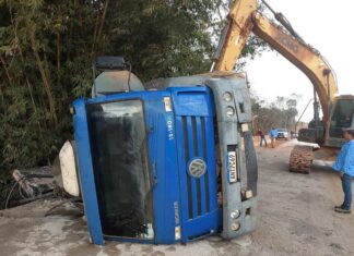 Caminhão tomba em ponte e derrama emulsão asfáltica em córrego em Colniza