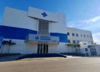 Adolescente de 17 anos fica ferido após cair em quadra de escola em Cáceres