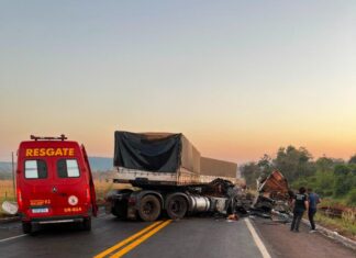 Colisão entre duas carretas deixa três mortos e uma pessoa ferida na BR-158 em Confresa
