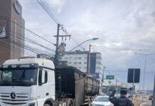 Caminhão derrama resíduos de frigorífico e interdita parcialmente avenida em Várzea Grande