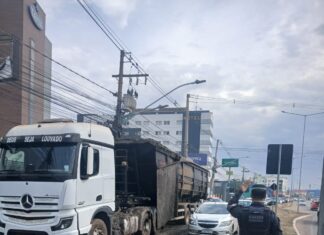 Caminhão derrama resíduos de frigorífico e interdita parcialmente avenida em Várzea Grande